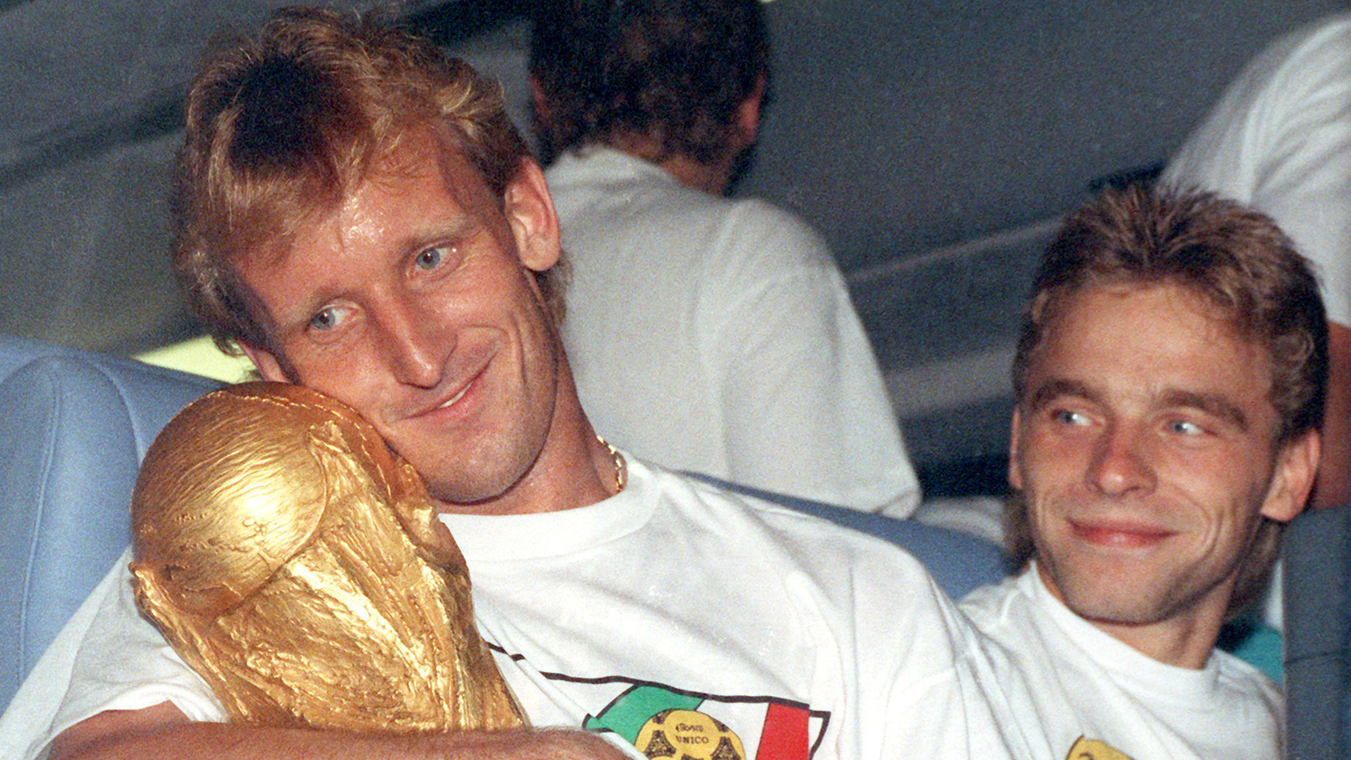 Andreas Brehme mit dem WM-Pokal 1990 (Foto: picture-alliance / Reportdienste, Picture Alliance)