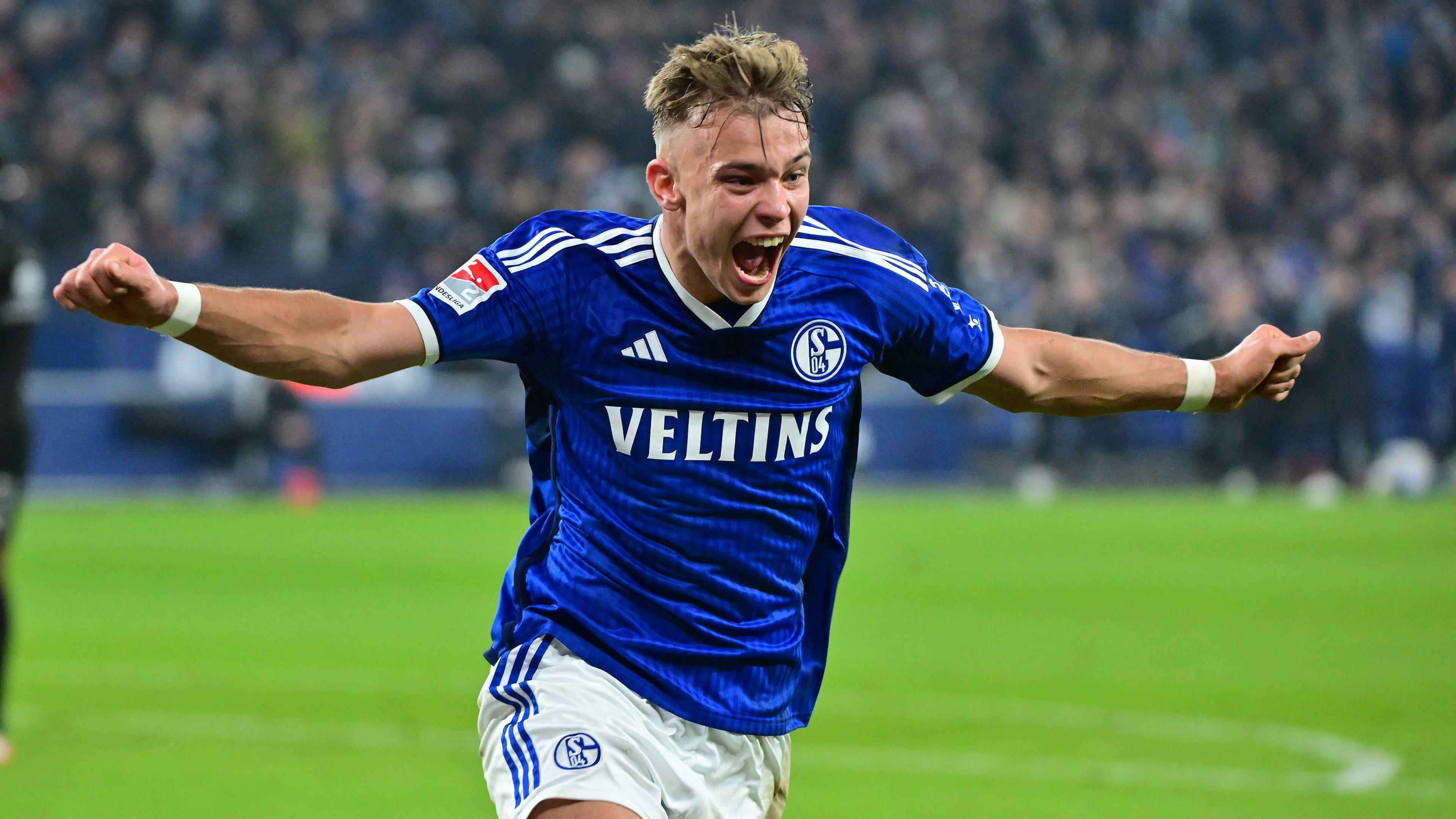 Keke Topp (FC Schalke 04) jubelt nach einem Treffer
