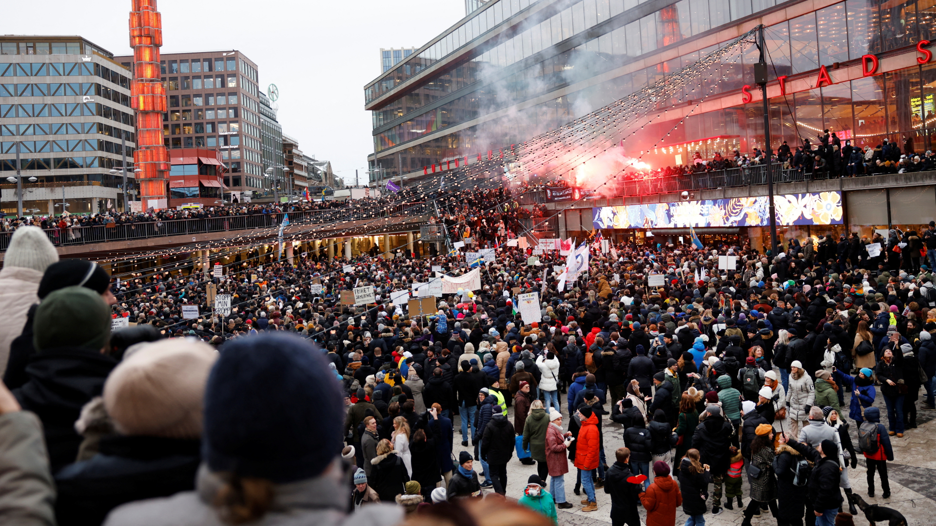 Demonstration in Stockholm gegen die "Impfpasspflicht" | via REUTERS