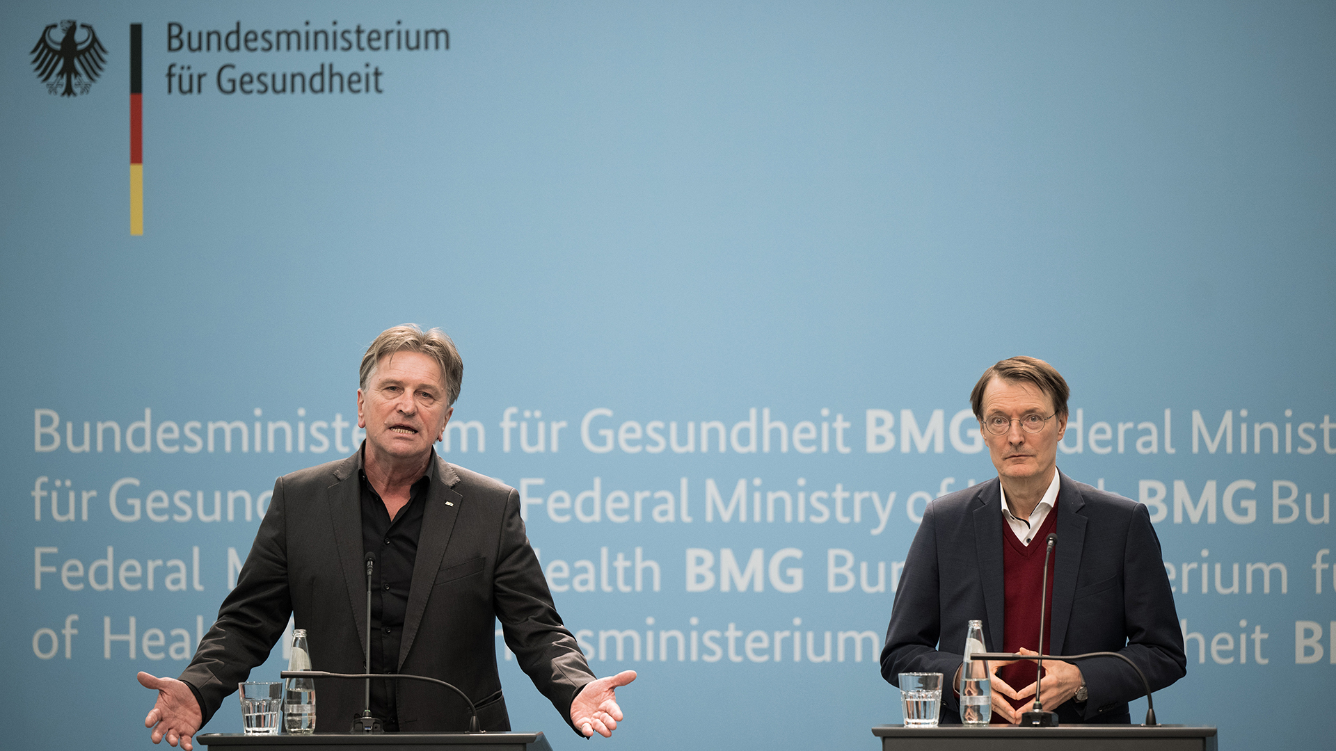 Manfred Lucha (Grüne, l), Baden-Württembergs Minister für Gesundheit und Vorsitzender der Gesundheitsministerkonferenz, und Karl Lauterbach (SPD), Bundesminister für Gesundheit, sprechen nach der Bund-Länder-Runde zur geplanten Krankenhausreform in einer Pressekonferenz.