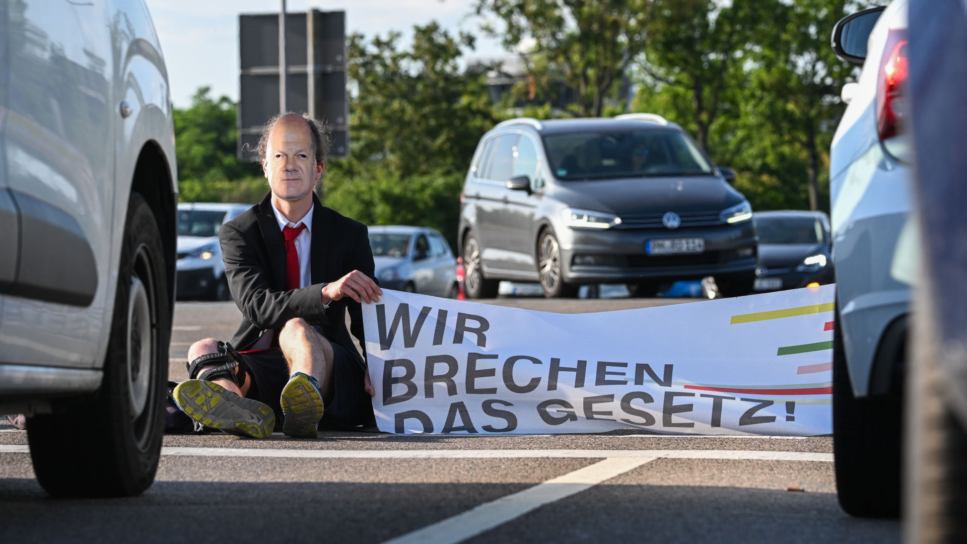 Klimaaktivisten der "Letzten Generation" protestieren vor dem Oberlandesgericht (OLG) Karlsruhe mit einem Plakat auf dem steht "Protest muss stören dürfen!".  (Foto: dpa Bildfunk, picture alliance/dpa | Uli Deck)