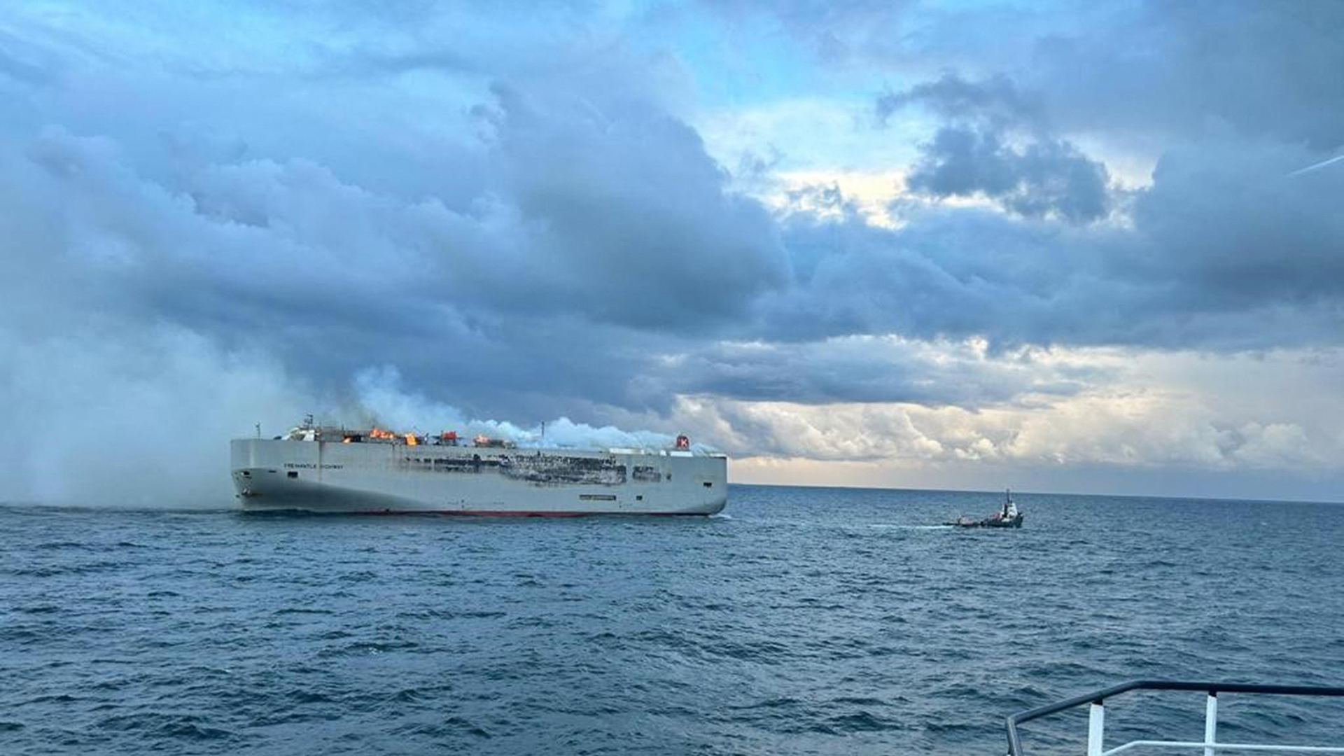 Das Brennendes Frachtschiff "Fremantle Highway" hat Kräne der Zweibrücker Firma Tadano gelade (Foto: dpa Bildfunk, picture alliance/dpa/Küstenwache der Niederlande | Flugzeug der Küstenwache)