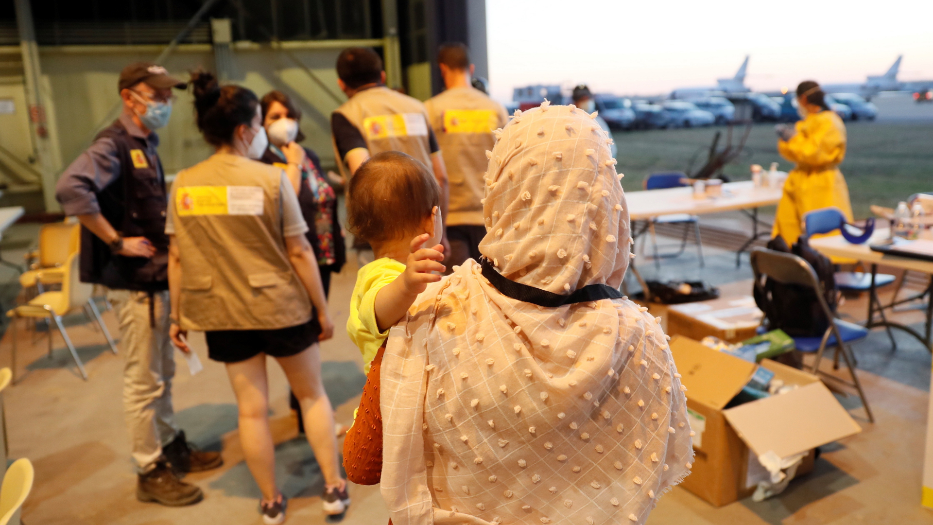 Helfer und Helferinnen des Roten Kreuz versorgen afghanische Ortskräfte auf dem Militärflughafen Torrejón de Ardoz in Spanien. | EPA
