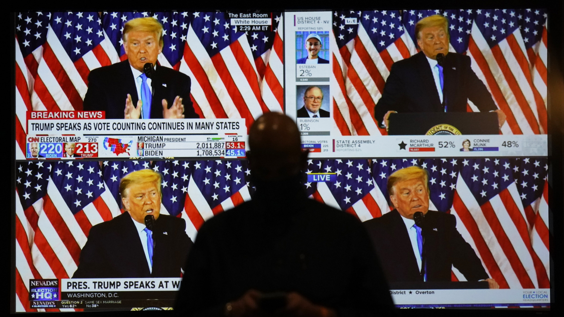 Mann schaut auf Fernsehern Auftritt von Donald Trump an | AP