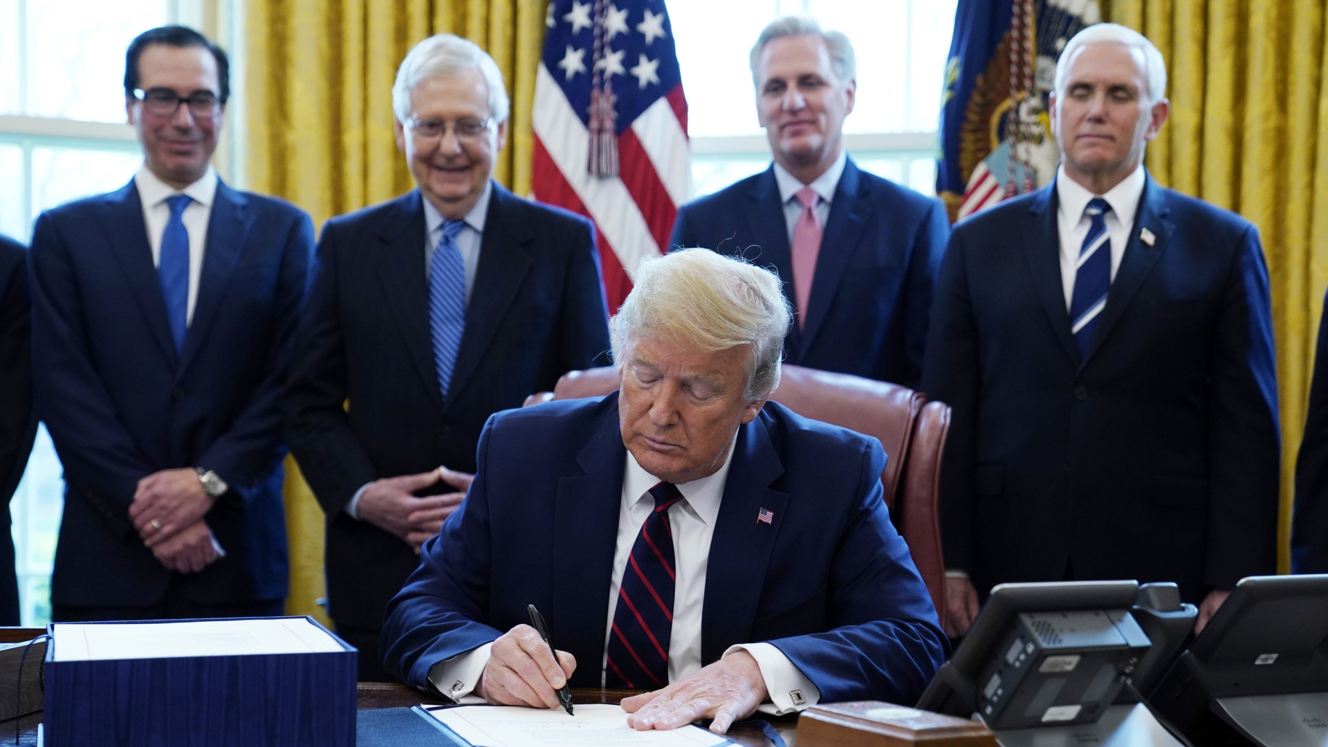 Trump unterzeichnet die Anordnung vor Ministern