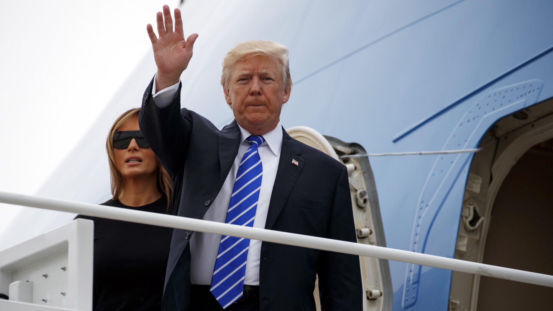 US-Präsident Donald Trump und First Lady Melania Trump vor der Abreise nach Polen | Bildquelle: dpa