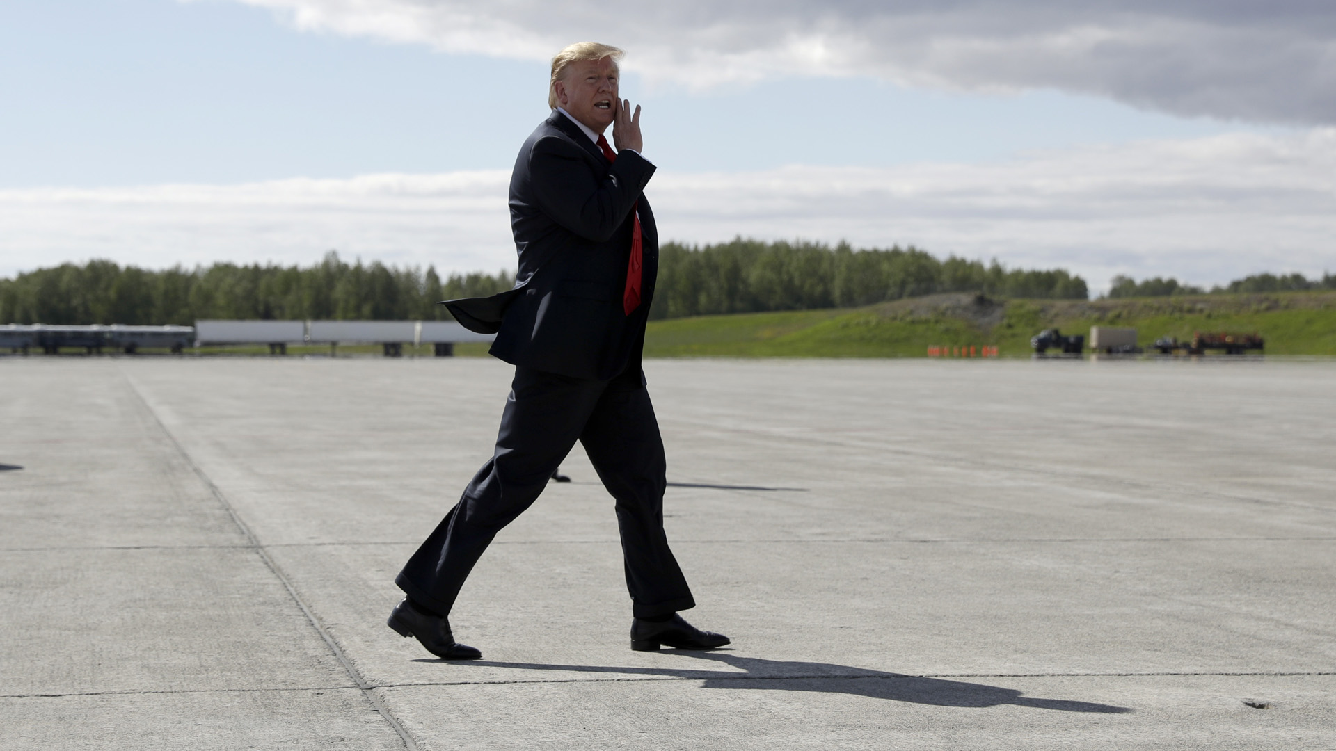 Donald Trump geht zurück zur Air Force One | picture alliance/dpa/AP