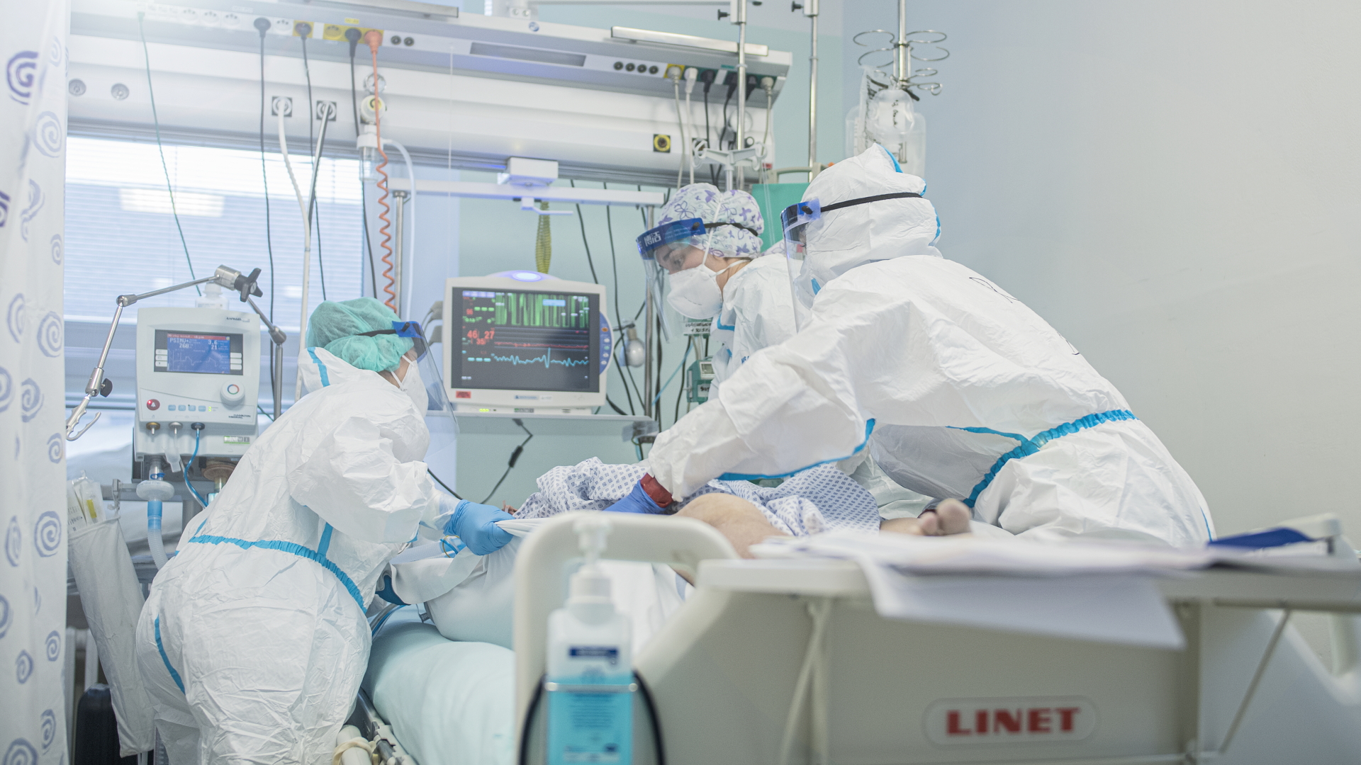 Medizinisches Personal versorgt eine Corona-Patientin auf der Intensivstation des regionalen Krankenhauses im tschechischen Liberec. | dpa