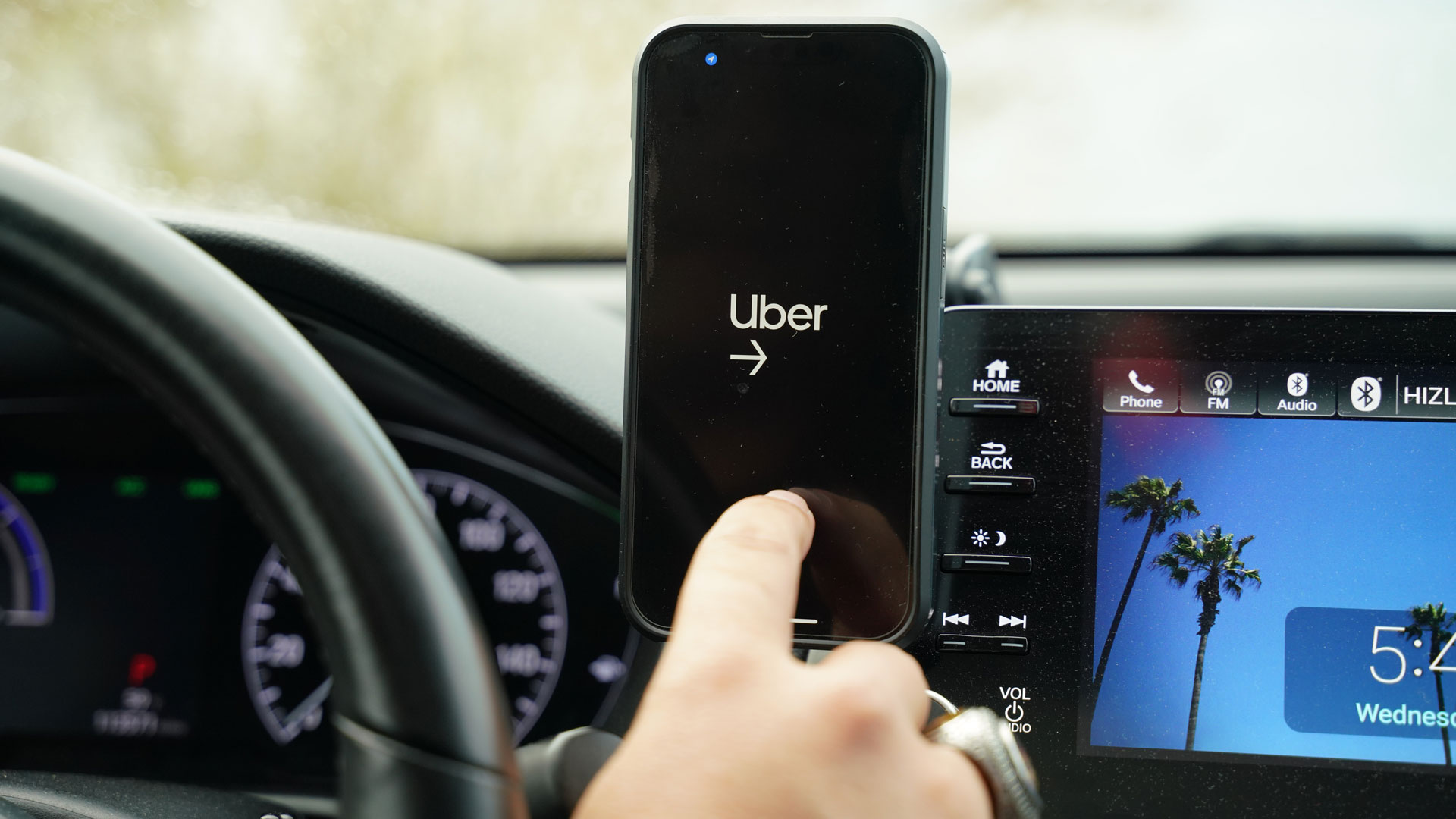 Innenansicht eines Uber-Fahrzeugs mit der Uber Connect-Anwendung | picture alliance / AA