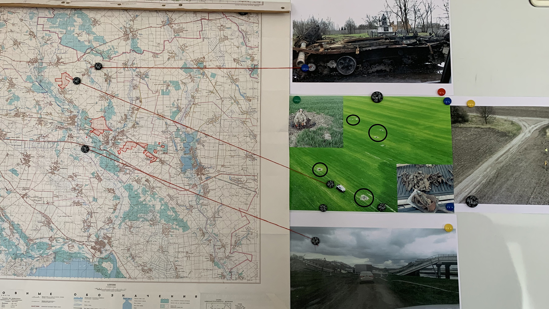 Eine Magnetwand mit Karte und Fotos, die den Beschuss der Felder dokumentiert. | ARD-Ukraine/Andrea Beer