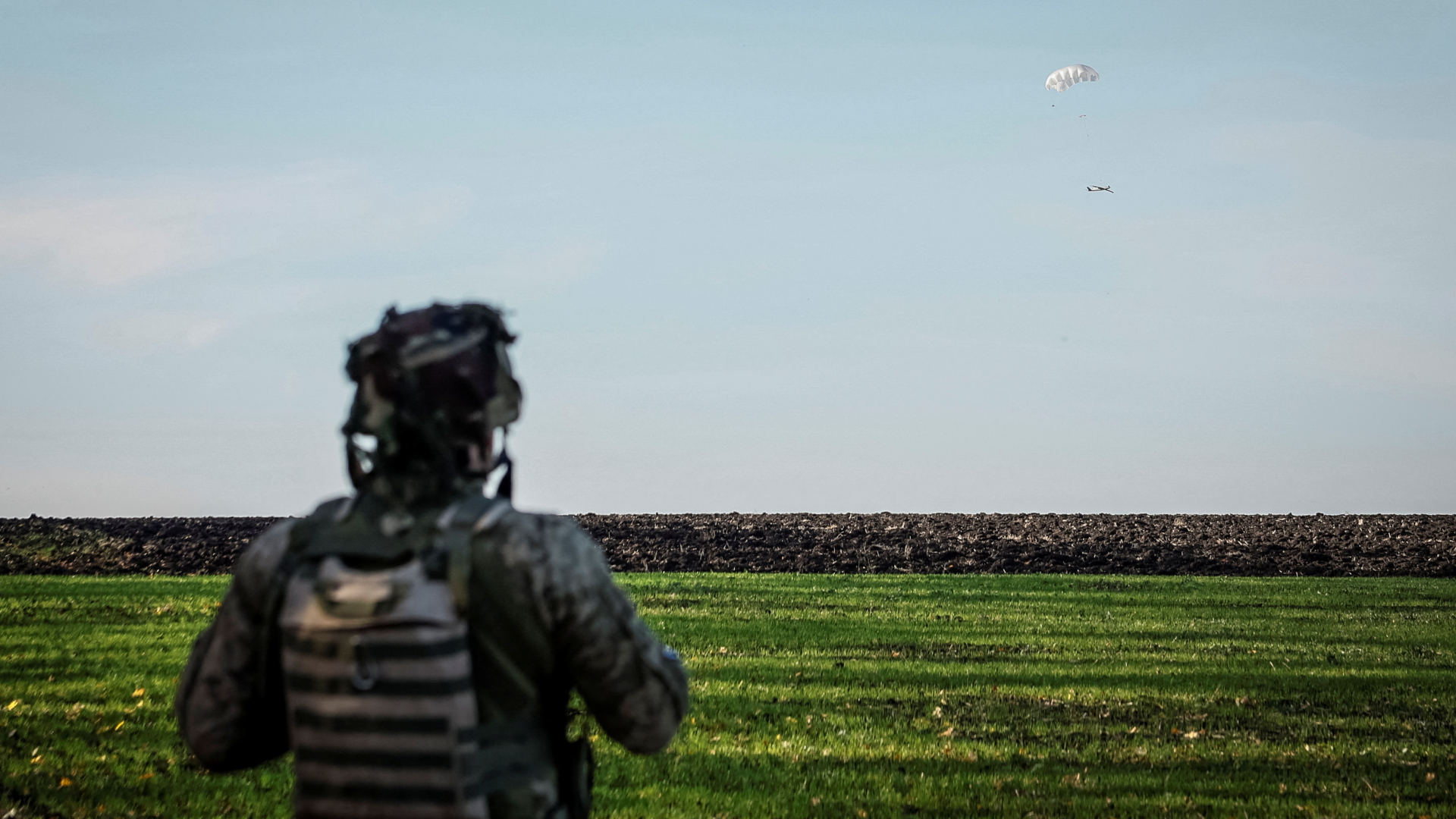 Ein ukrainischer Soldat beobacht das Landen einer Drohne in der Region Charkiw