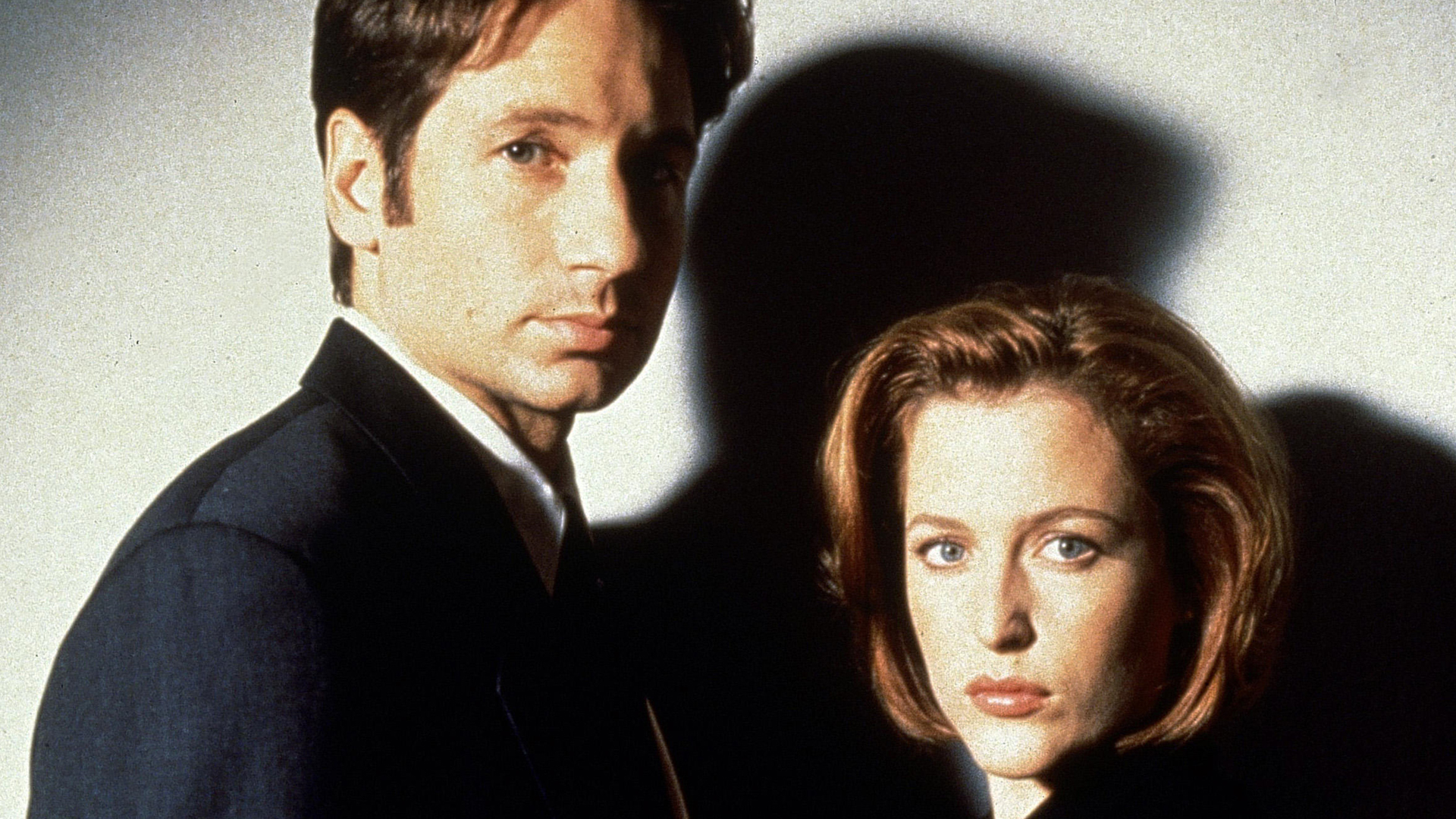 David Duchovny als Fox Mulder und Gillian Anderson als Dana Scully