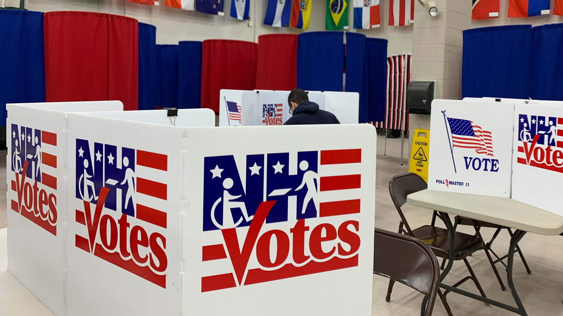 Ein Wähler gibt bei den Vorwahlen in New Hampshire seine Stimme ab.  | dpa