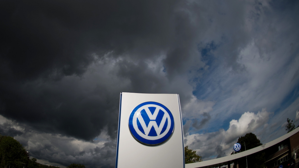 Dunkle Wolken über VW-Logo | dpa