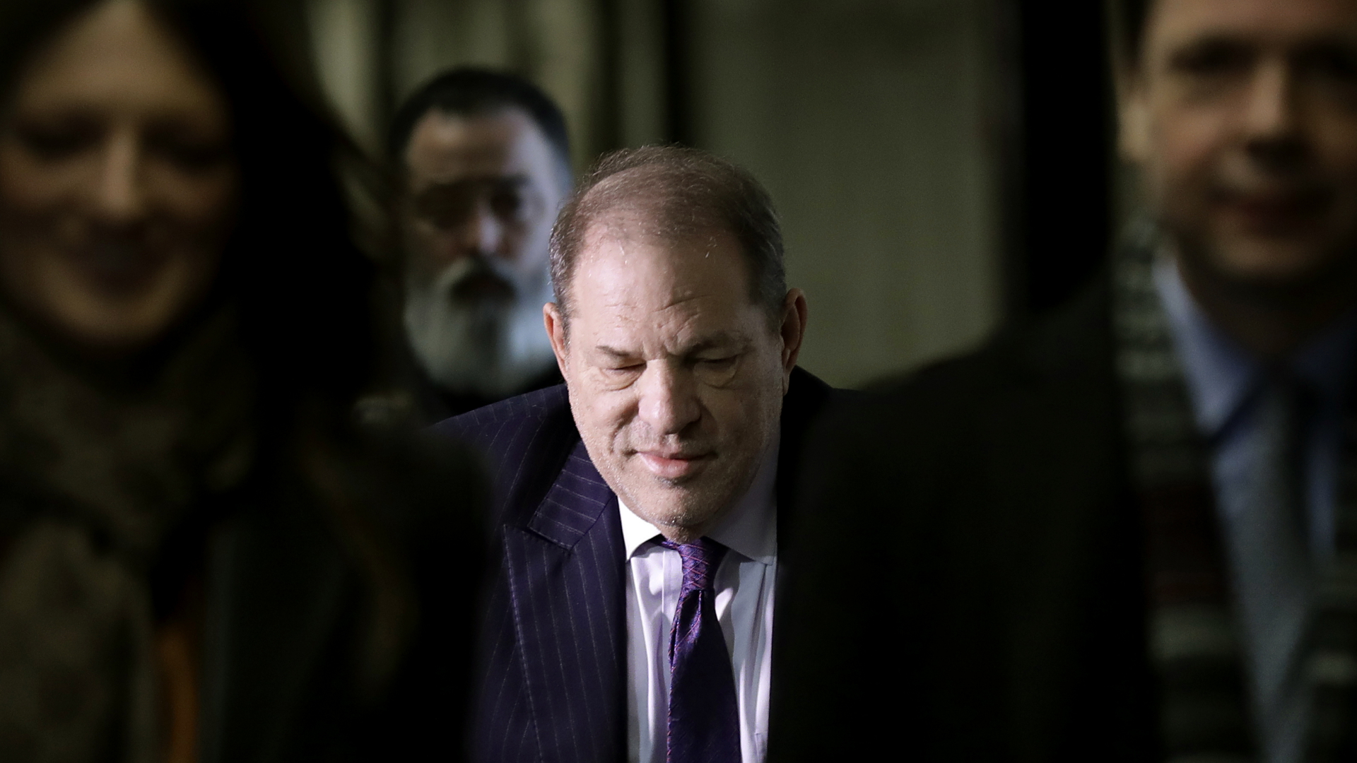 Harvey Weinstein trifft in einem Gerichtsgebäude ein.