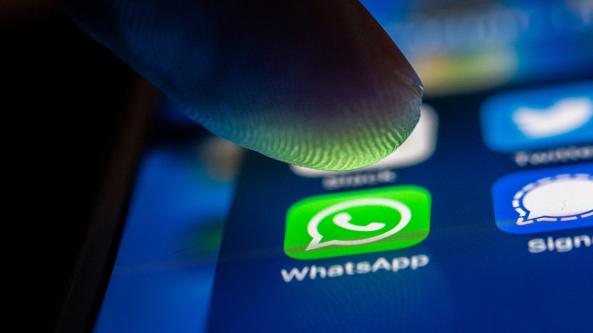 Ein Finger berührt das WhatsApp-Logo auf einem Smartphone.