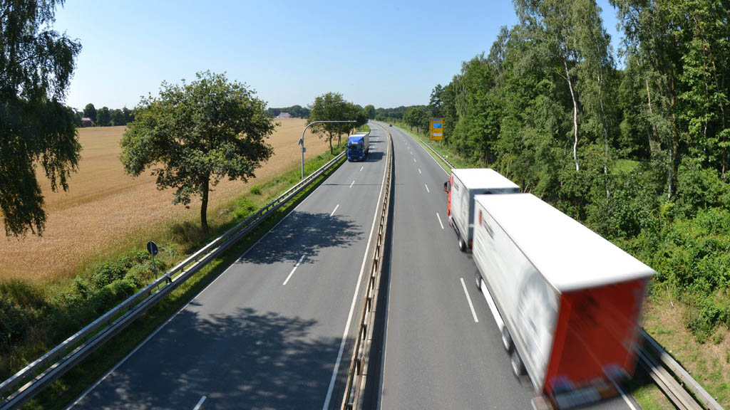 Lastwagen auf der B 75 bei Delmenhorst | dpa