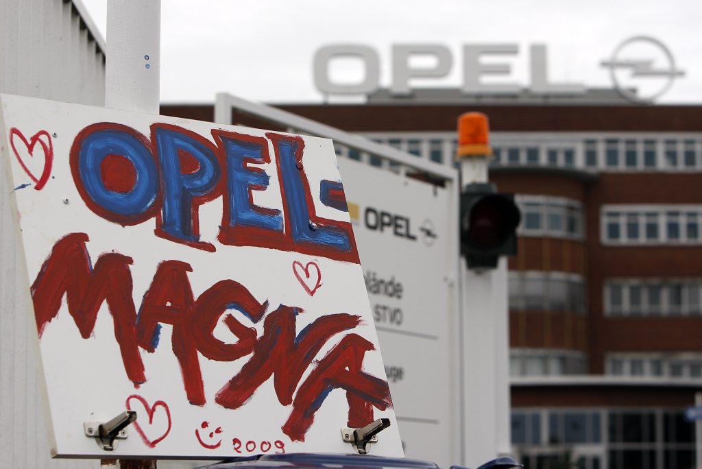 Opel/Magna: Ein Plakat wirbt vor dem Werkstor in Bochum für den neuen Investor.