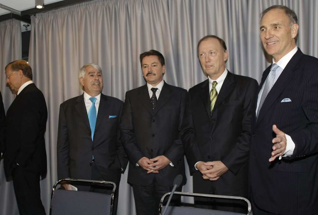 Die Opel-Treuhänder Wennemer (links), Pfeil, Smith (2. von rechts) und Irwin (rechts) zusammen mit GM-Europe-Finanzchef Digirolamo (Mitte).