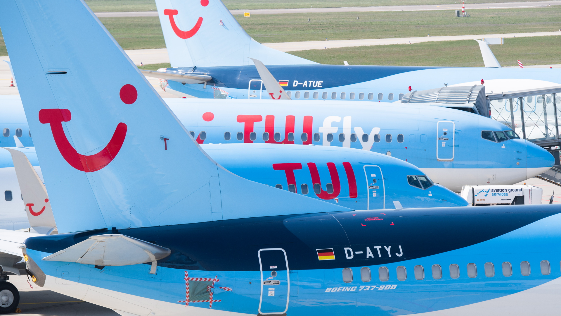 Geparkte Flugzeuge der Airline Tuifly in Hannover | dpa