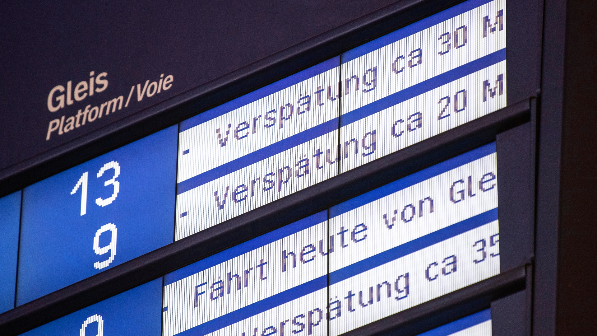 Auf einer Anzeigetafel am Hauptbahnhof in Stuttgart werden bei mehreren Zugverbindungen Verspätungen angezeigt.