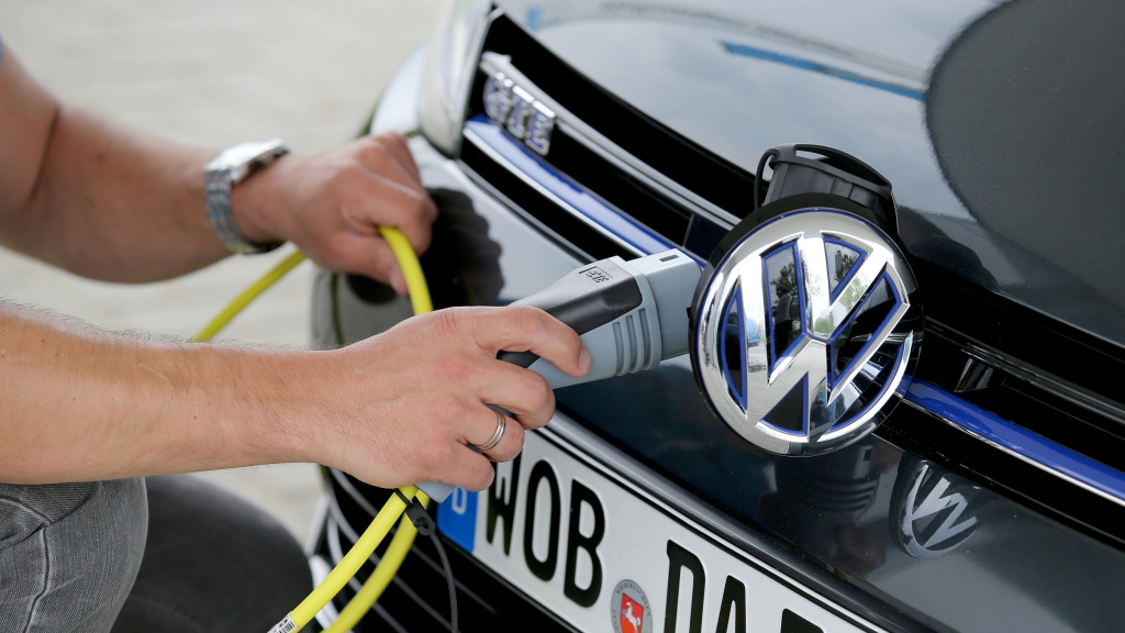 Ein VW Golf Hybrid wird per Stromkabel geladen | null