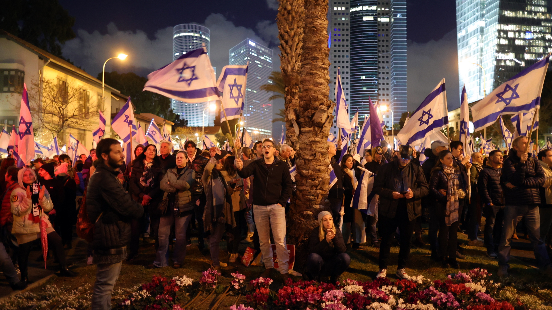 Protestierende zeigen israelische Flaggen in Tel Aviv | EPA