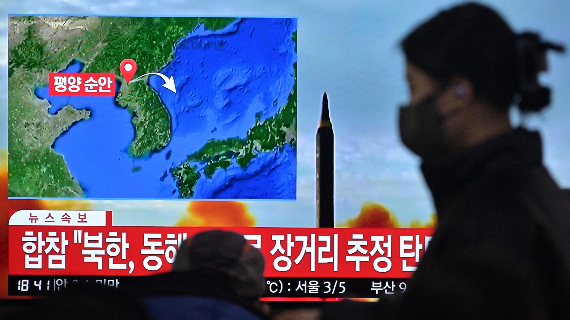 Frau sieht sich in Südkorea Bilder auf dem Fernsehen an. Es geht um einen mutmaßlichen Raketentest Nordkoreas. | Foto: Anthony WALLACE / AFP