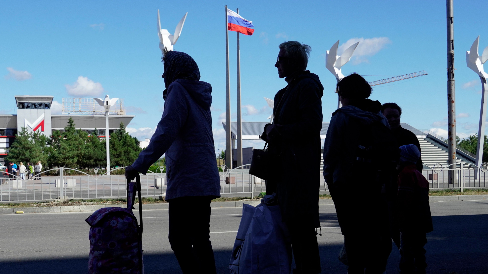 Menschen an einer Bushaltestelle in Mariupol am 25. September 2022. | AFP