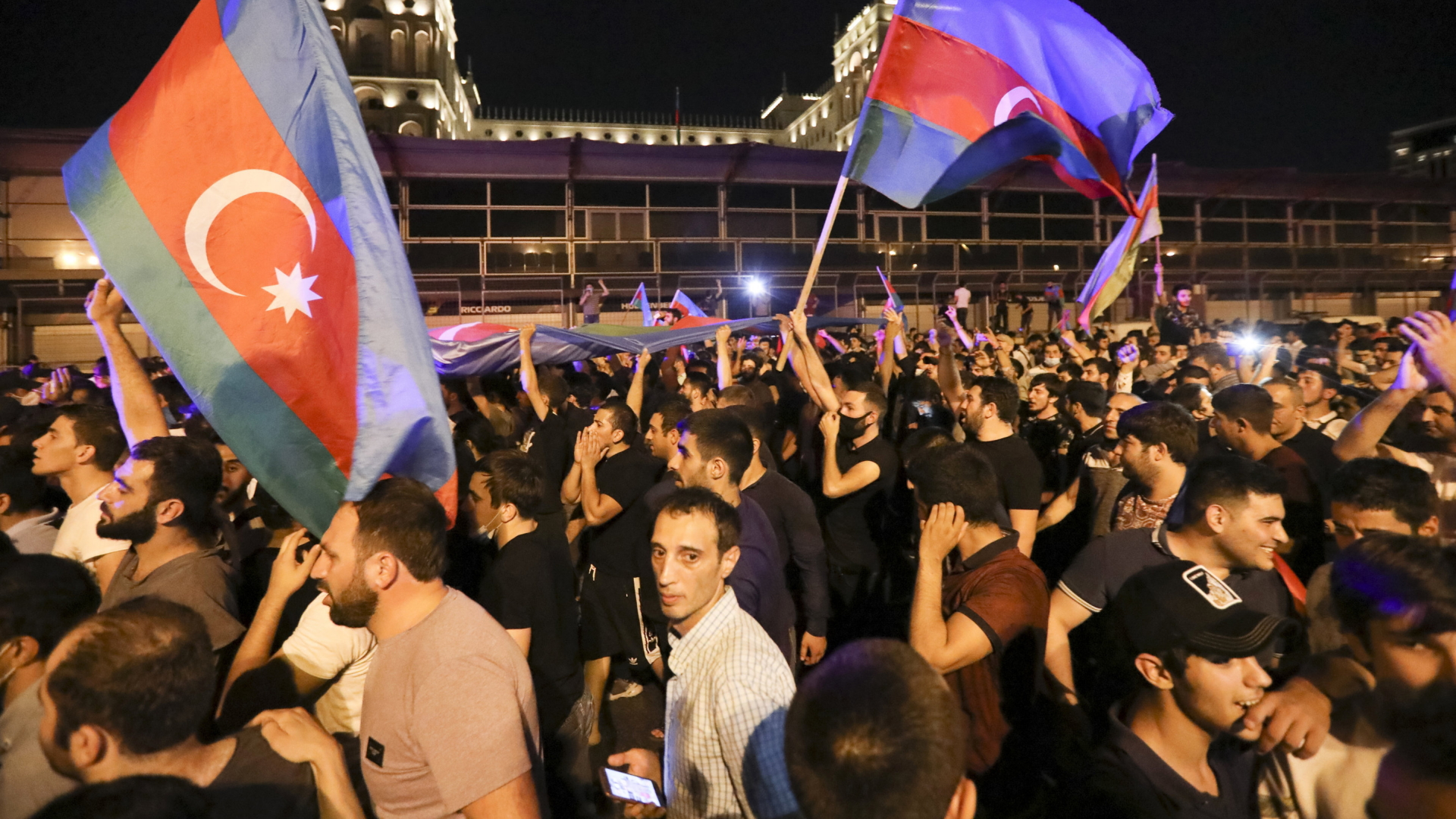 Tausende kamen in Baku spontan zum Protest zusammen | AP