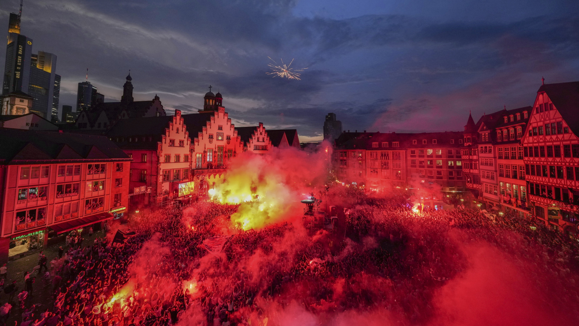 Eintracht-Fans feiern mit Pyrotechnik am Frankfurter Römerberg | AP