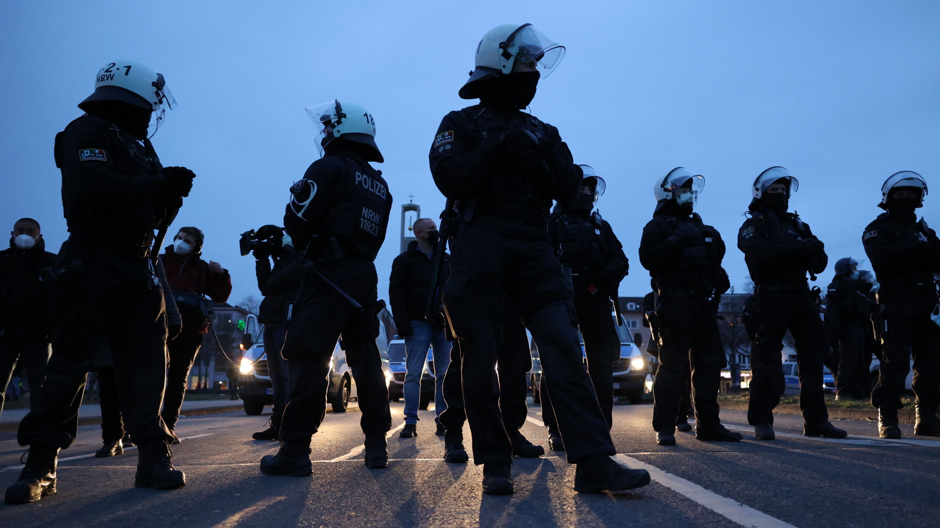 Polizisten in Kassel bei der Groß-Demo gegen die Corona-Maßnahmen am Samstag | AFP