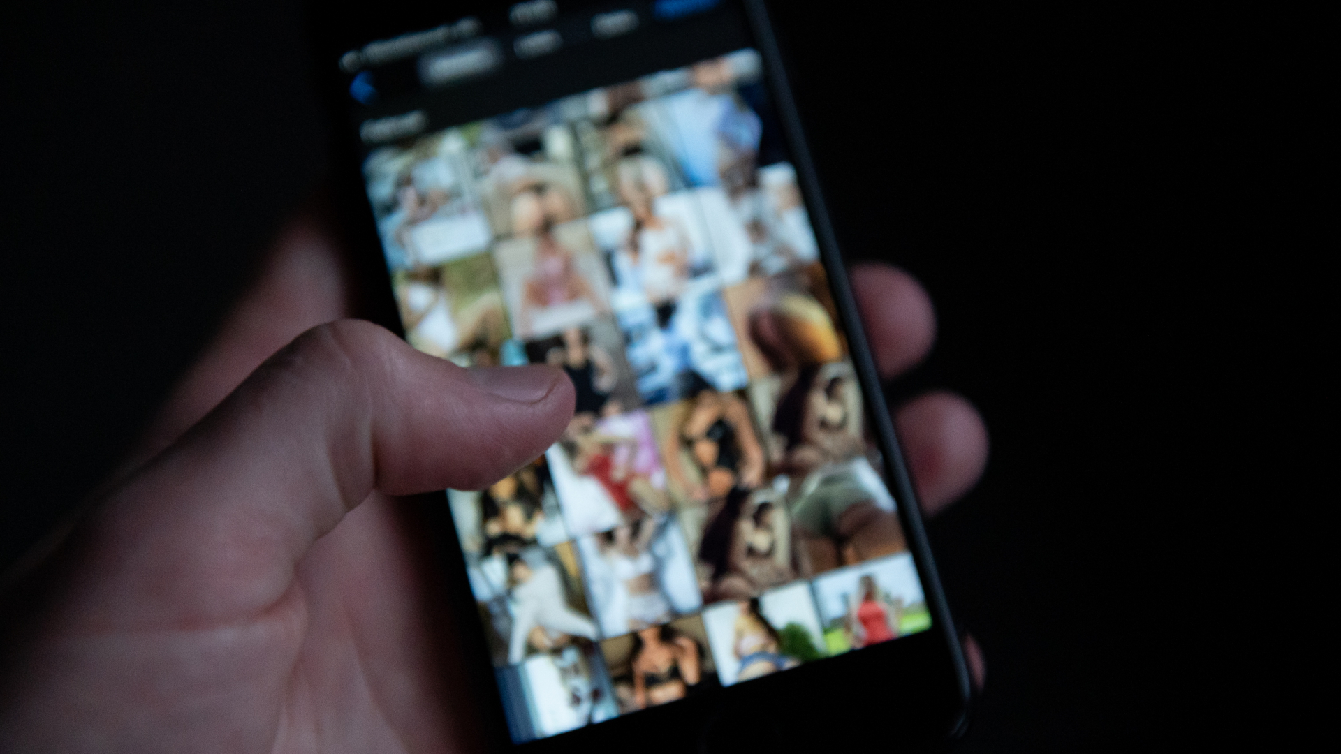 Pornografische Bilder unscharf auf einem Smartphone | dpa