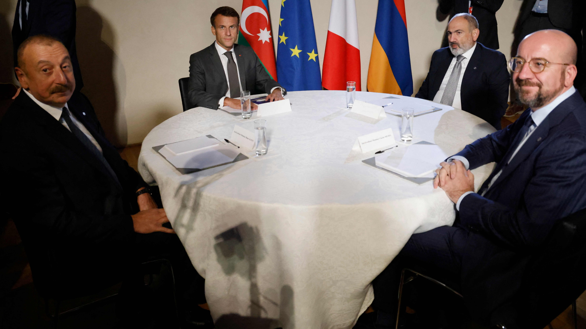 Gespräch mit Macron, Paschinjan, Michel und Alijew beim Europa-Treffen in Prag zum Konflikt zwischen Armenien und Aserbaidschan | AFP