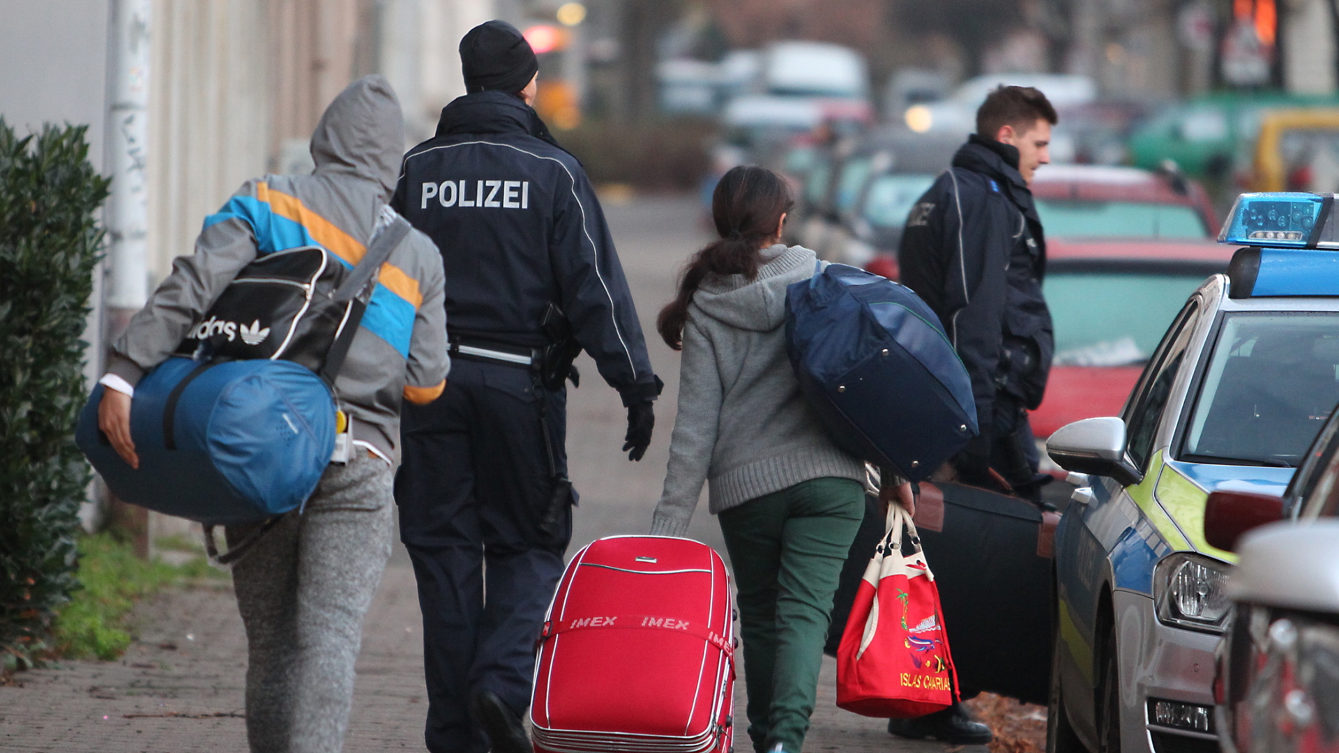  Abgelehnte Asylbewerber werden zum Transport zum Flughafen abgeholt. | dpa