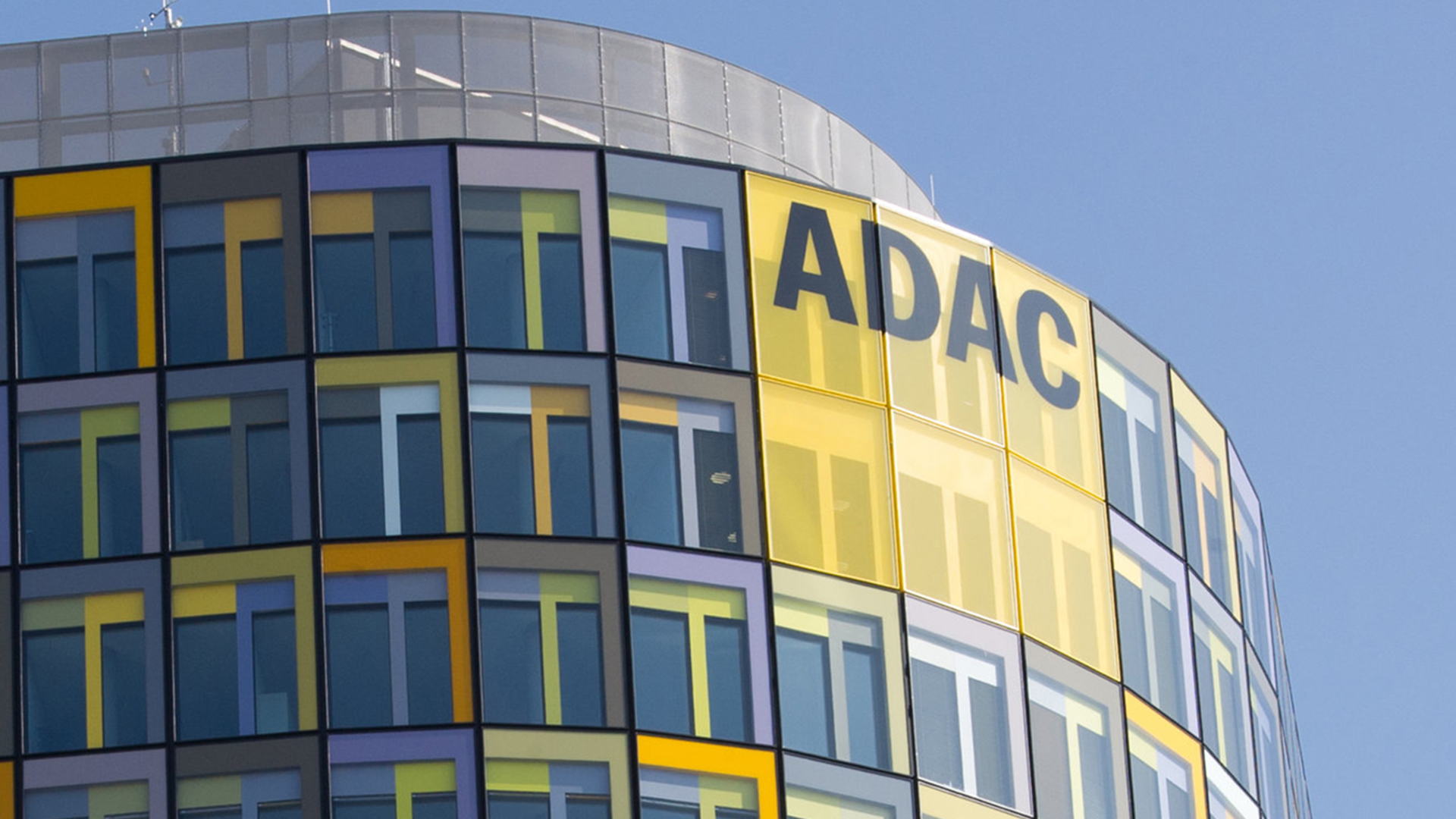 Der ADAC-Schriftzug an dem Gebäude der Zentrale in München | dpa