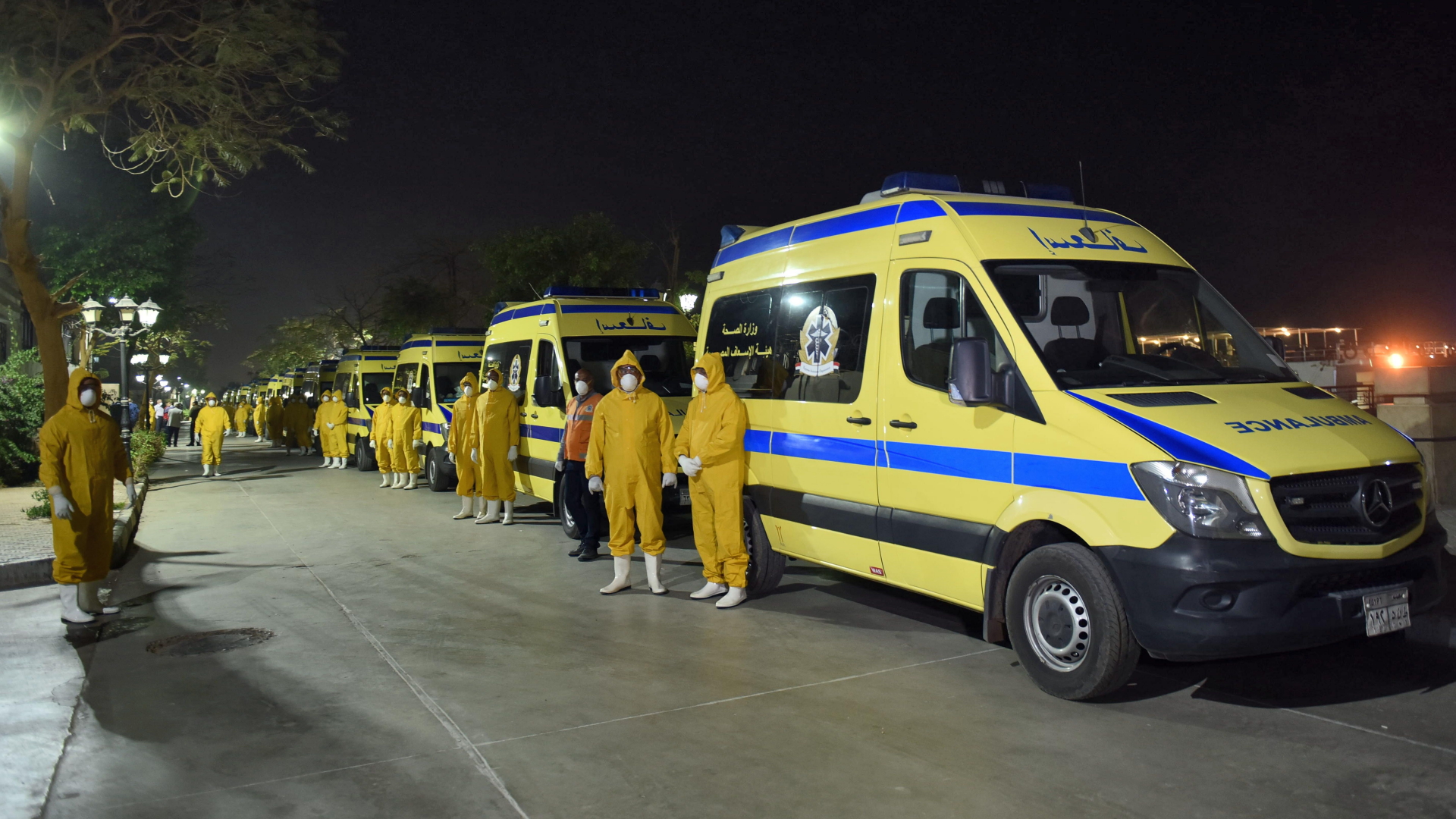 Ägyptische Rettungskräfte stehen nahe der Stadt Luxor neben Krankenwagen.  | AFP
