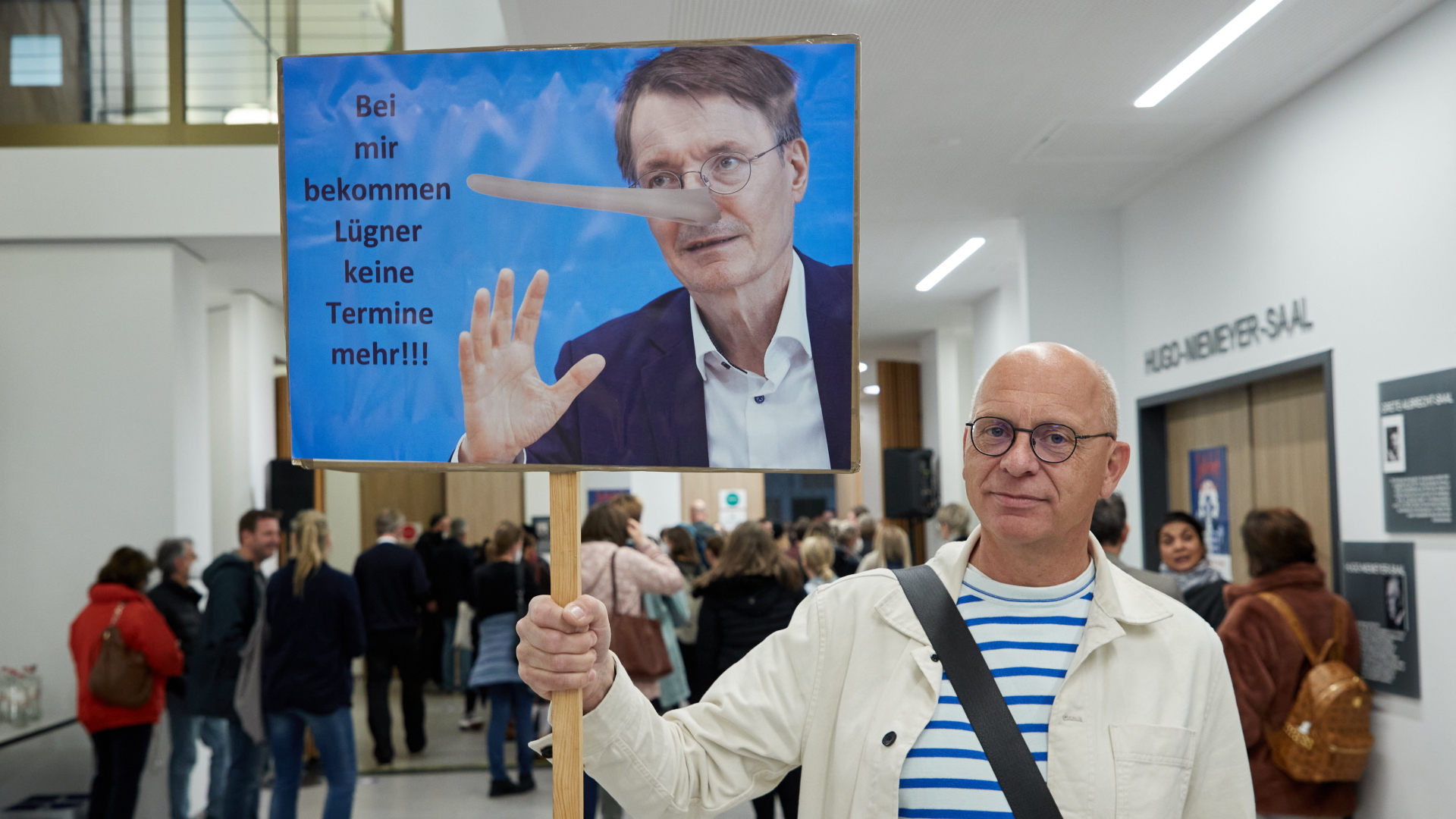 Ein Teilnehmer der Ärzteproteste hält in Hamburg ein Plakat hoch | dpa
