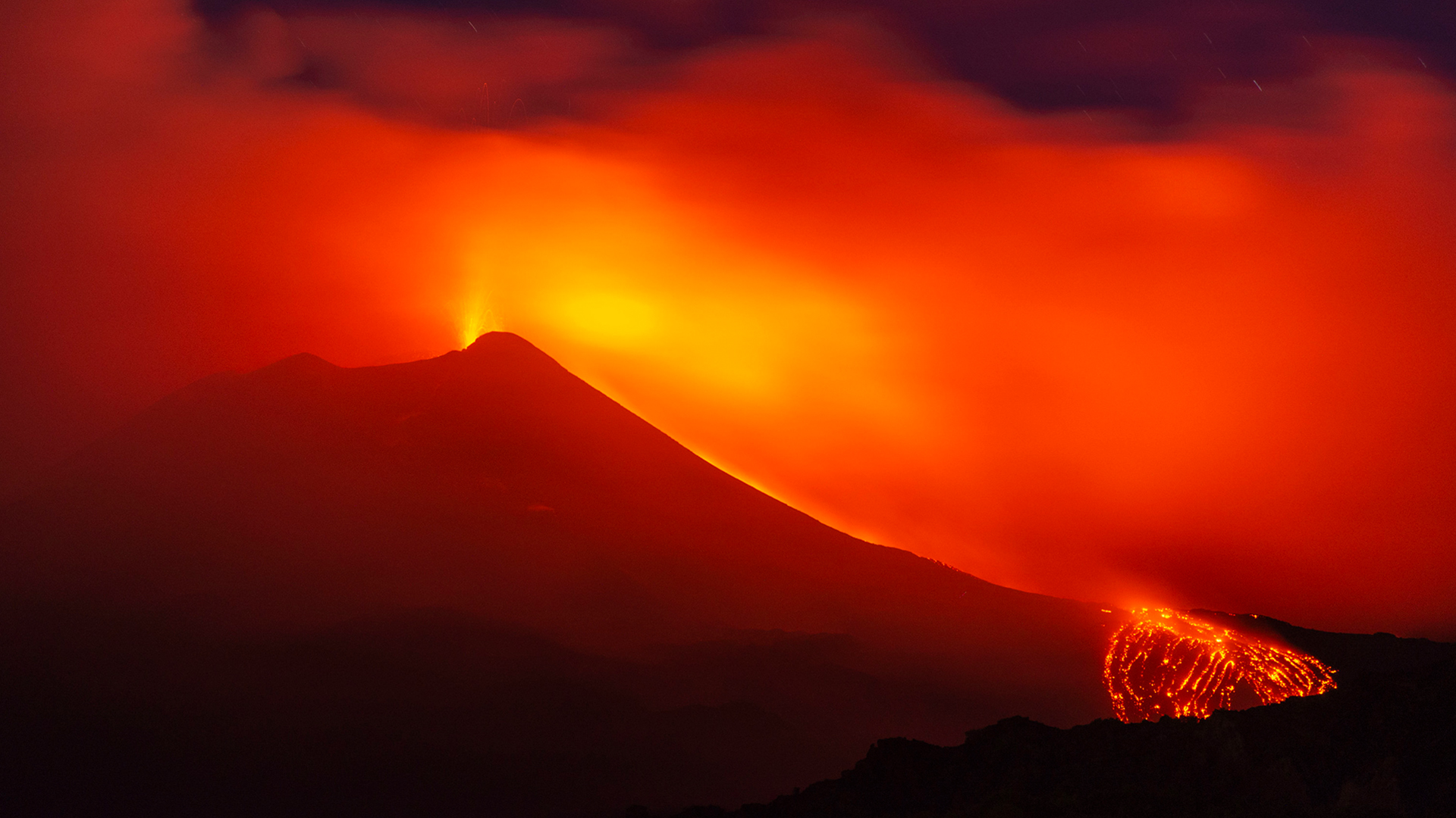 Der Vulkan Ätna spuckt Lava während einer Eruption. | 