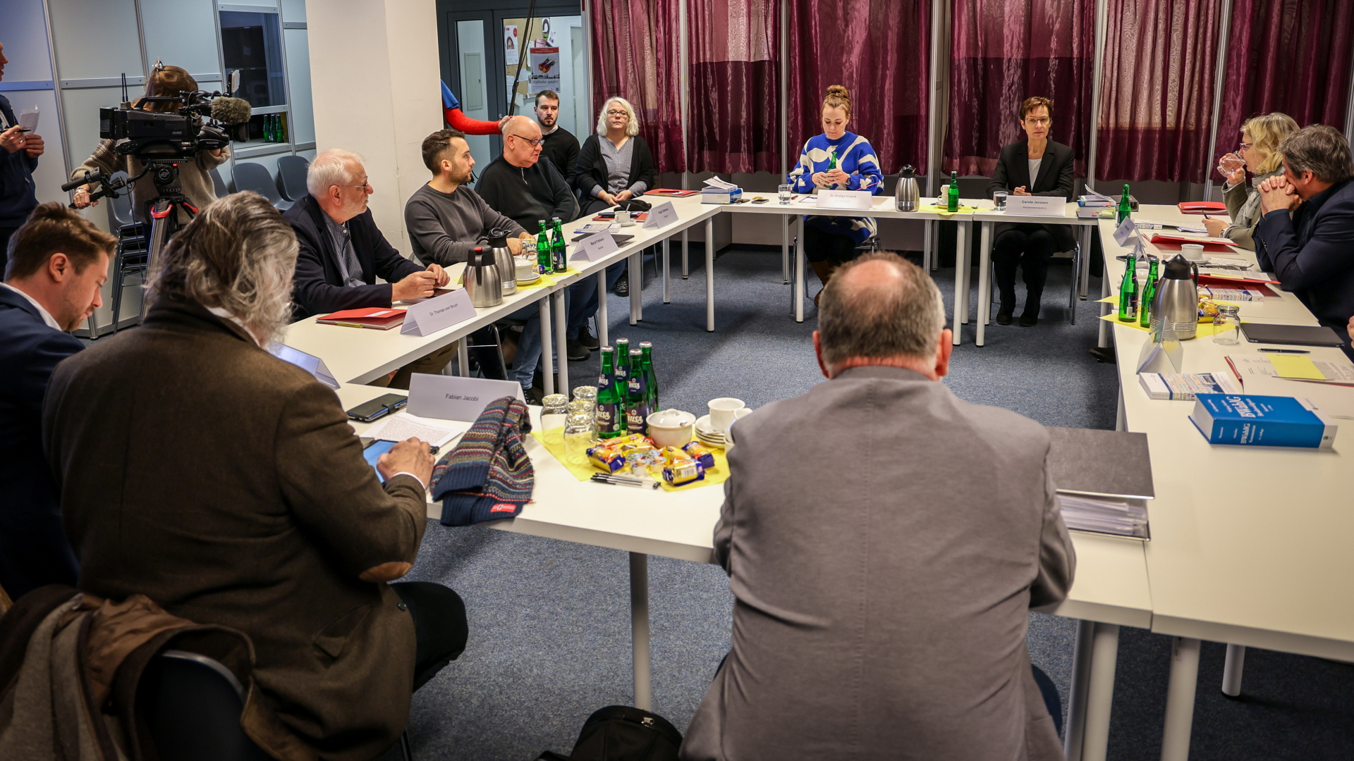 Die Teilnehmer der Sondersitzung des Wahlbereichsausschusses Bremen zur Bürgerschaftswahl tagen im Statistischen Landesamt Bremen. | dpa