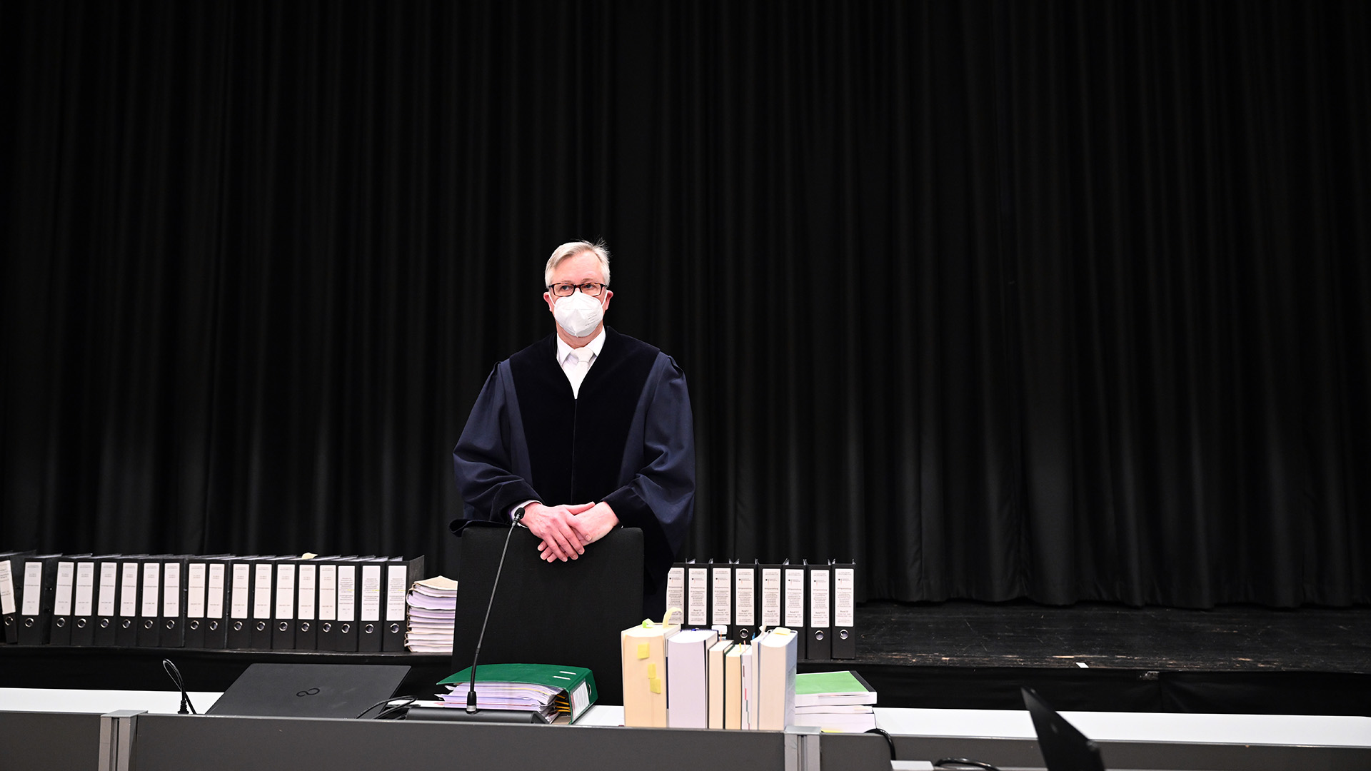 Michael Huschens, Vorsitzender Richter am Verwaltungsgericht, steht im Gerichtssaal vor Beginn des AfD-Prozesses  hinter seinem Stuhl. | dpa