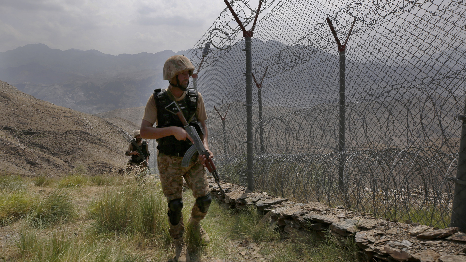 Pakistanische Soldaten patrouillieren an der Grenze zu Afghanistan | AP