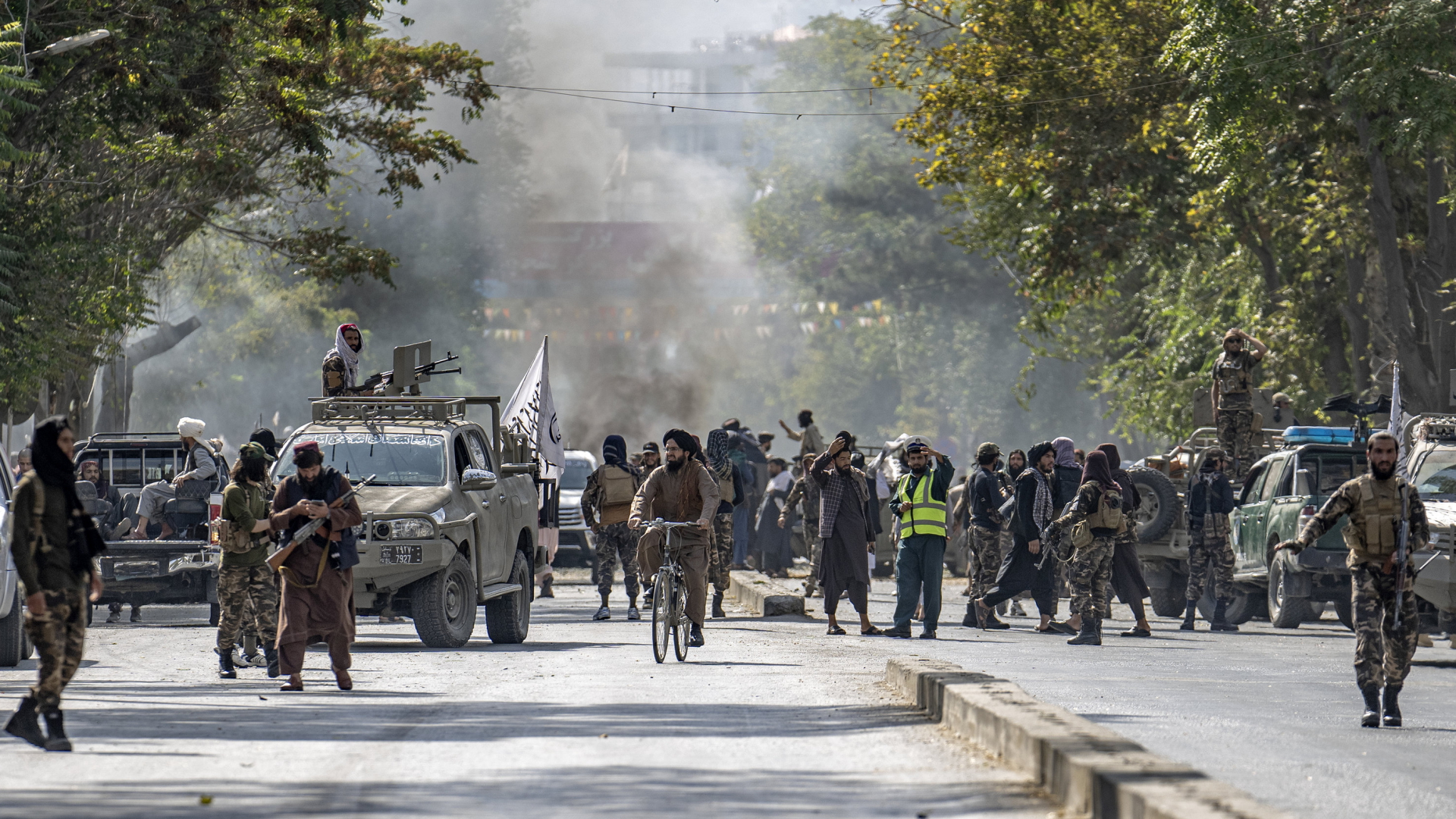 Kämpfer der Taliban riegeln eine Straße nahe der Wasir-Akbar-Chan-Moschee ab, nachdem in der Nähe der Moschee eine Autobombe explodiert ist. | AP