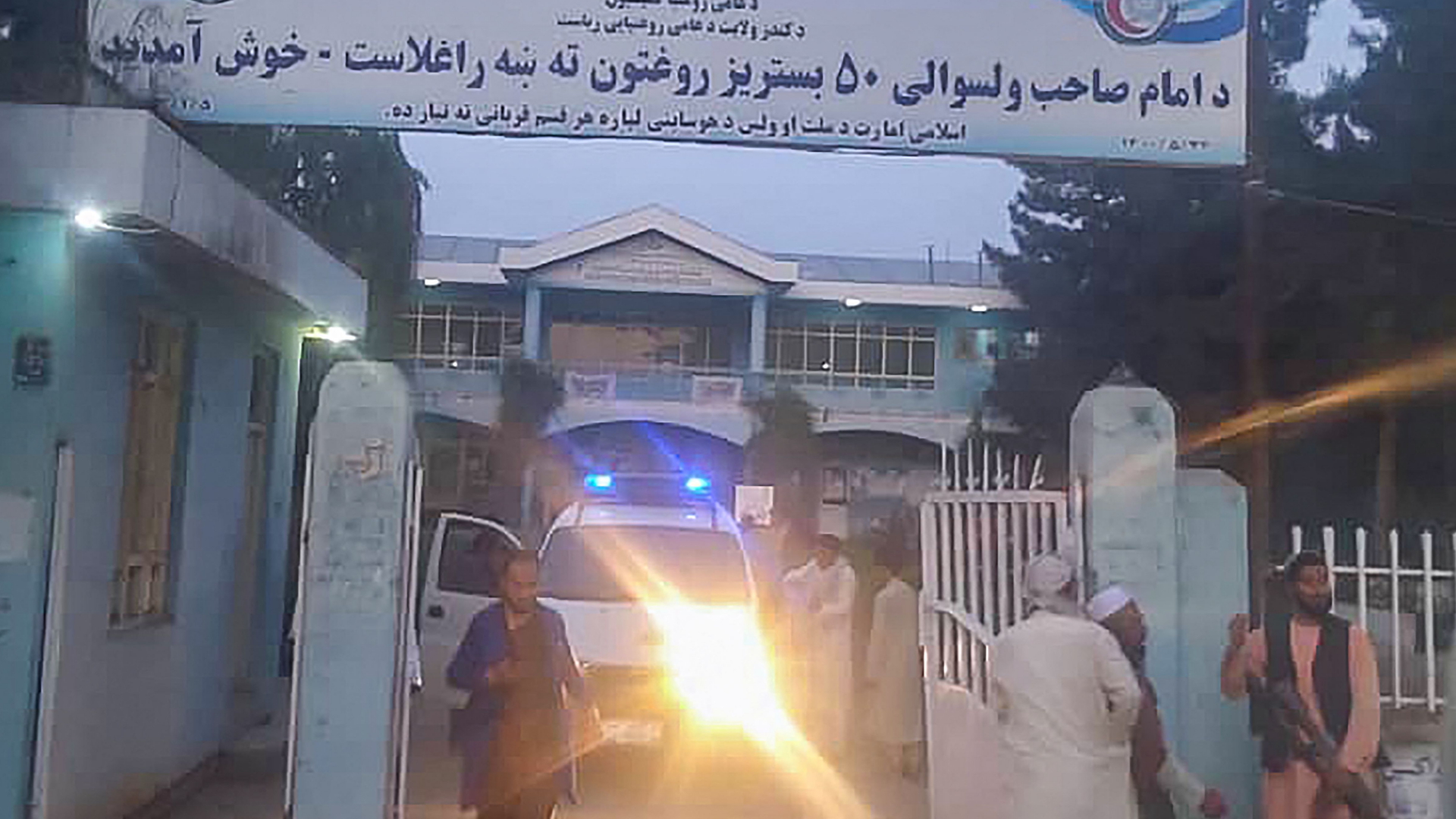 Taliban vor einem Krankenhaus, in das die Verletzten gebracht werden | AFP