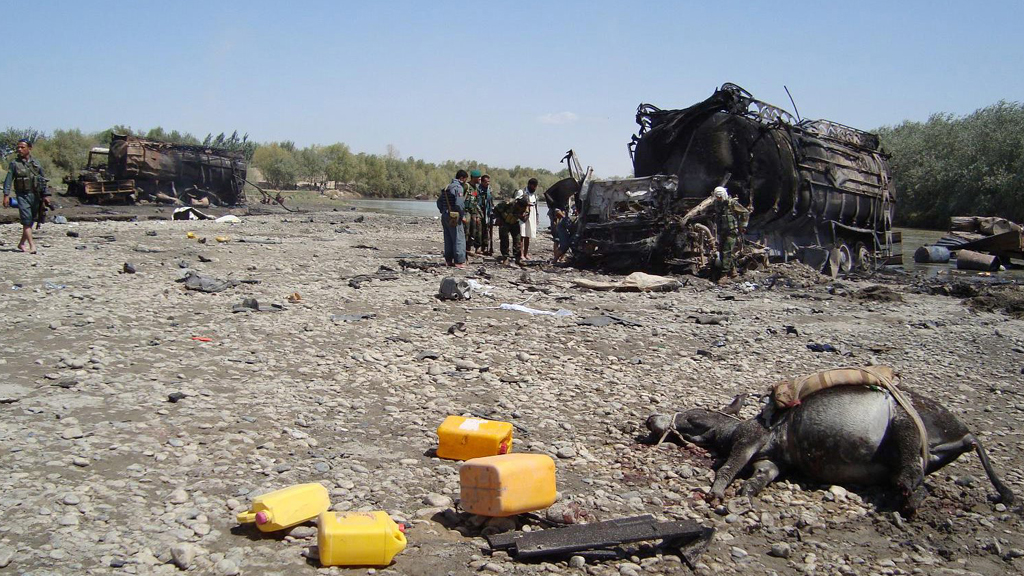 Toter Esel und leere Kanister in den Trümmern | AFP