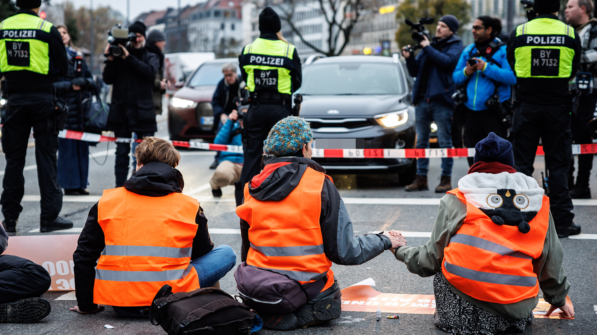 Aktivisten der Klimaschutz-Initiative "Letzte Generation" haben sich am Stachus (München) mit ihren Händen auf die Straße geklebt. | dpa