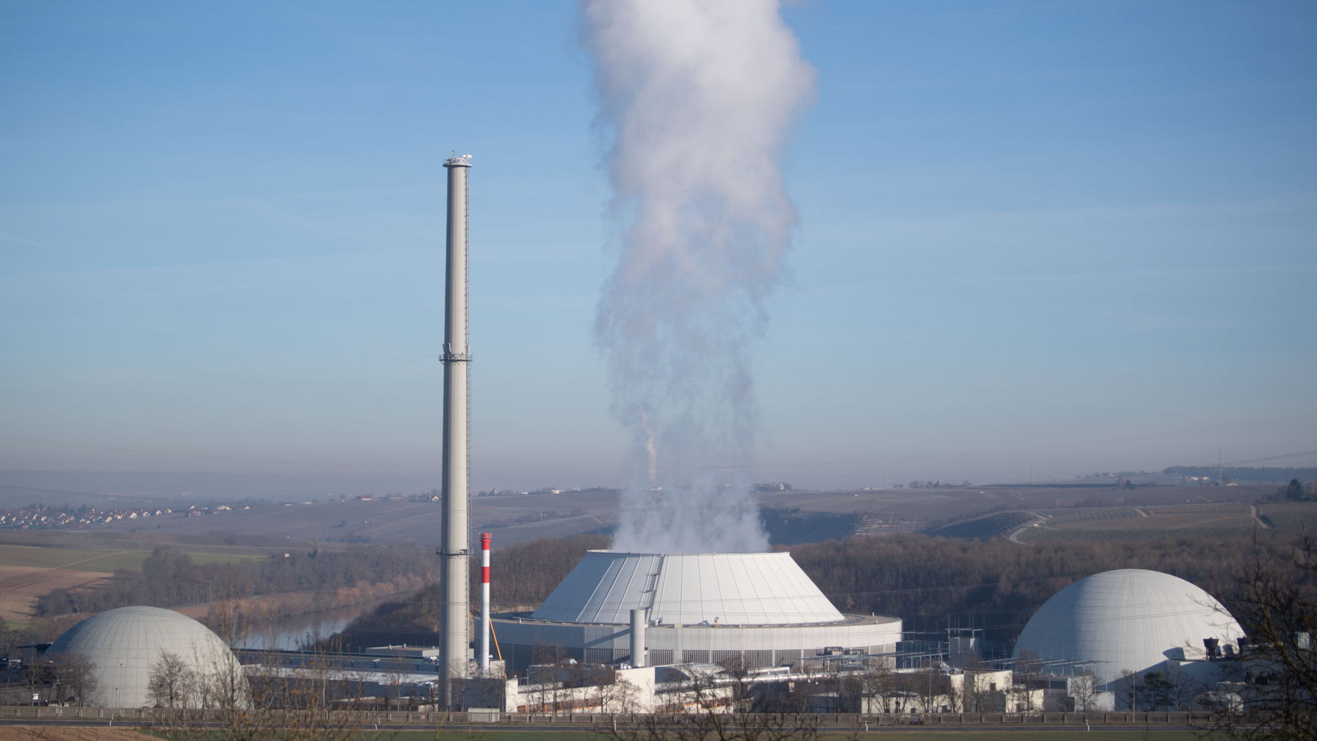 Wasserdampf steigt aus dem Kühlturm zwischen den Blöcken 1 und 2 des Atomkraftwerks Neckarwestheim auf | dpa