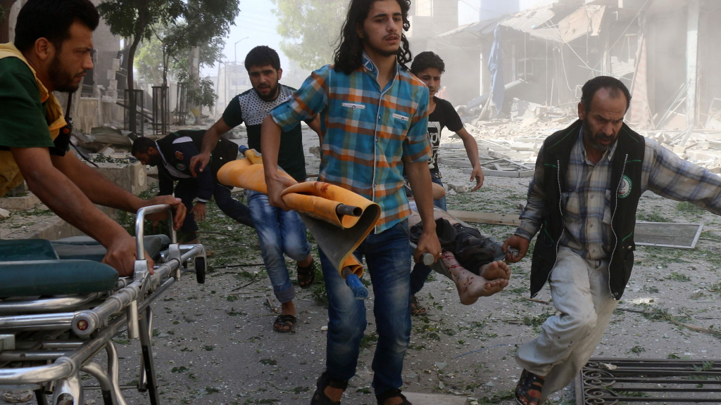 Männer tragen einen Verwundeten in Aleppo.