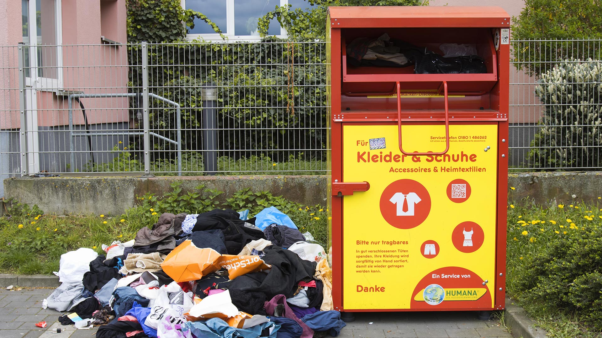Kleidung vor Container für Altkleider | picture alliance / imageBROKER
