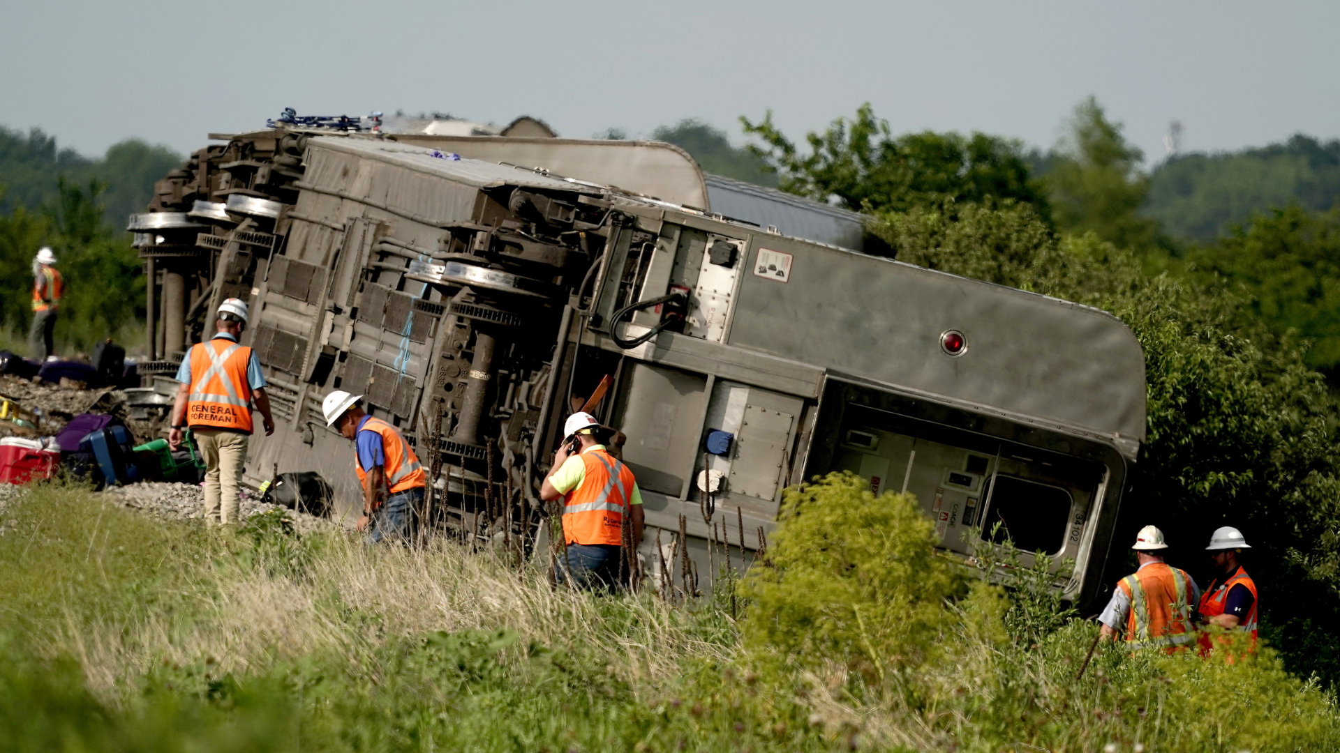 Rettungskräfte inspizieren die Unglücksstelle im US-Bundesstaat Missouri, an der ein Zug entgleist ist. | AP